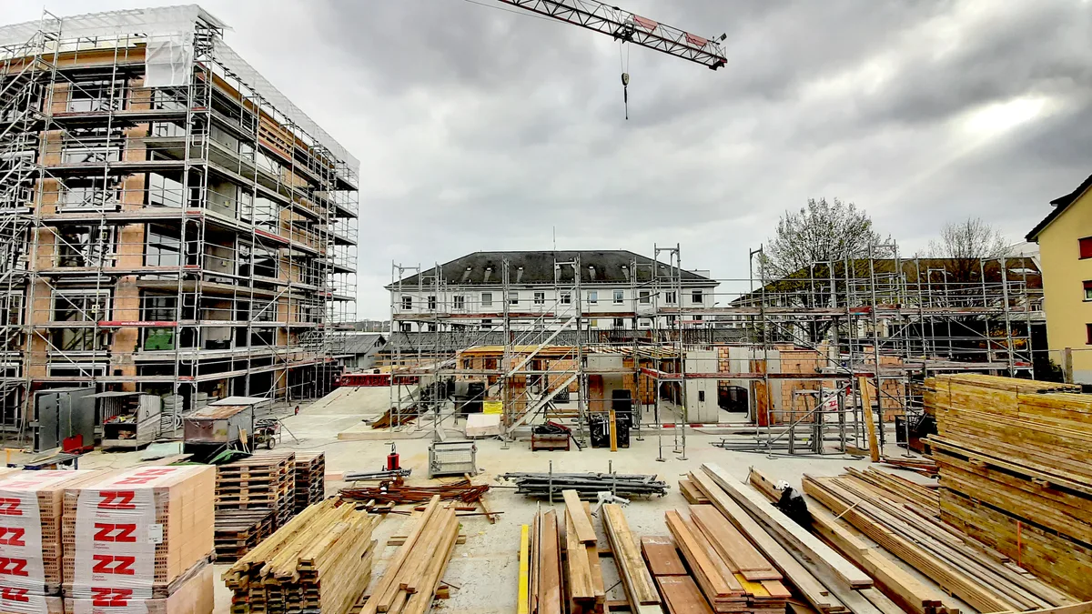 Günstiger Wohnraum verschwindet: Die meisten Quartierbewohner werden sich die teureren Mieten nicht mehr leisten können. Blick auf eine Baustelle in einem Wohnquartier.